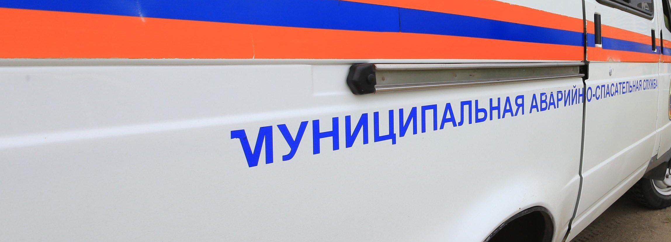 Мужчину эвакуировали с рекламного щита на Октябрьской магистрали