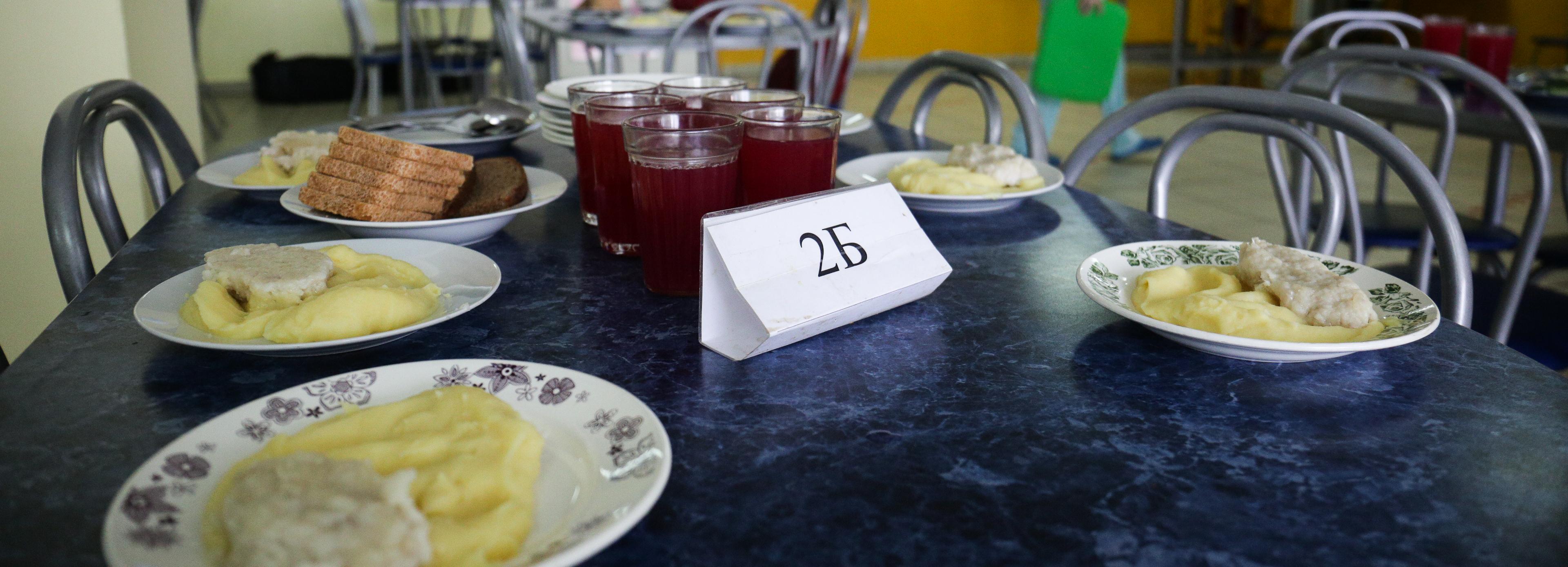 Новосибирским школьникам запретили есть салаты из свежих овощей