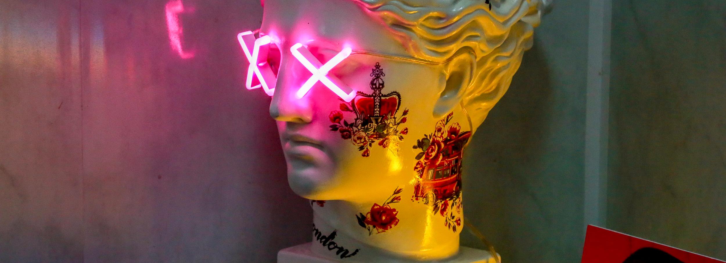 Девушки с паяльником одевают в неон античные скульптуры в Новосибирске