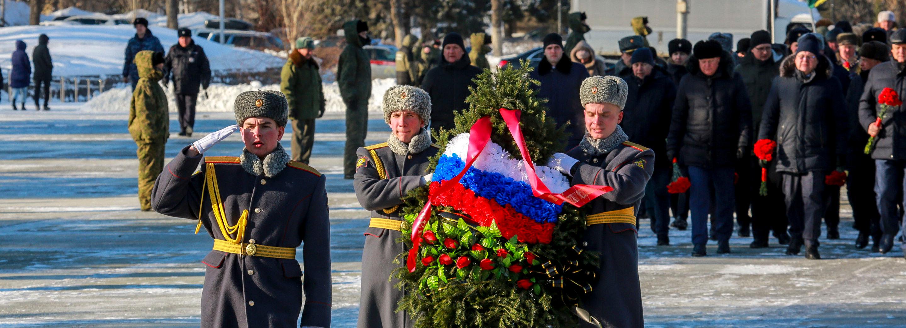 В память об Афгане: новосибирцы возложили цветы к Вечному огню