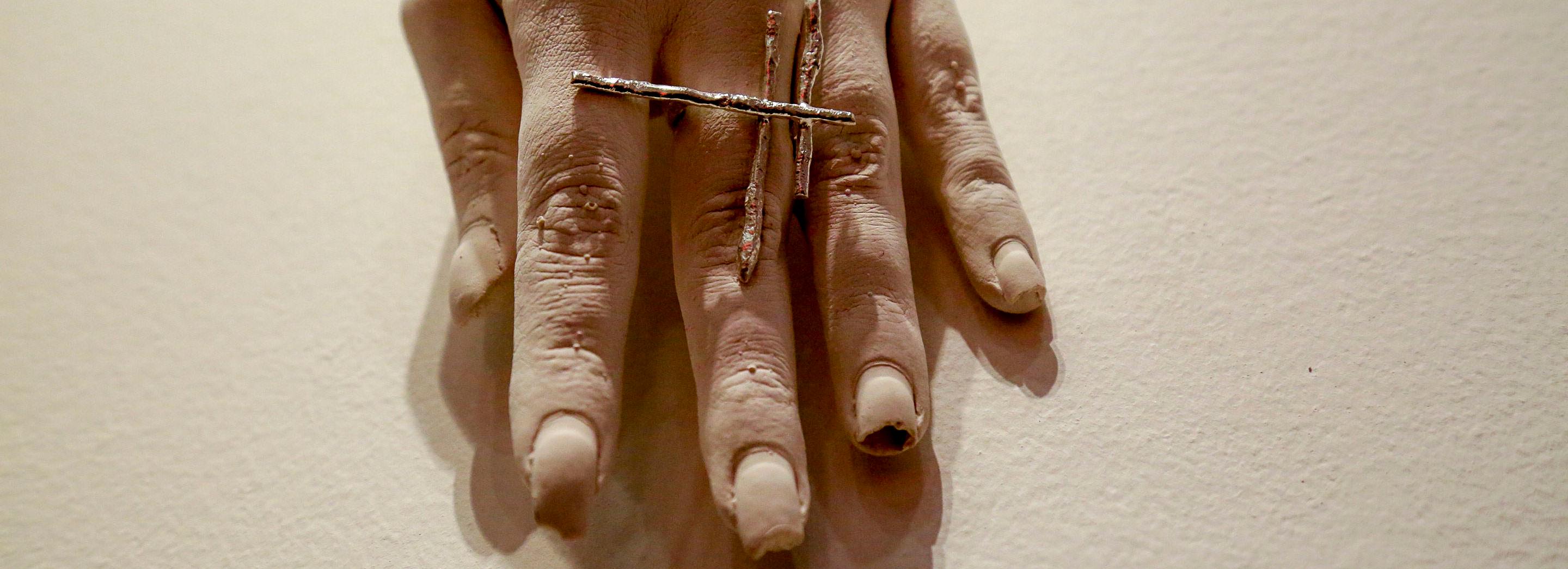 Необычные украшения из олова, бетона и текстиля выставили в ЦК19