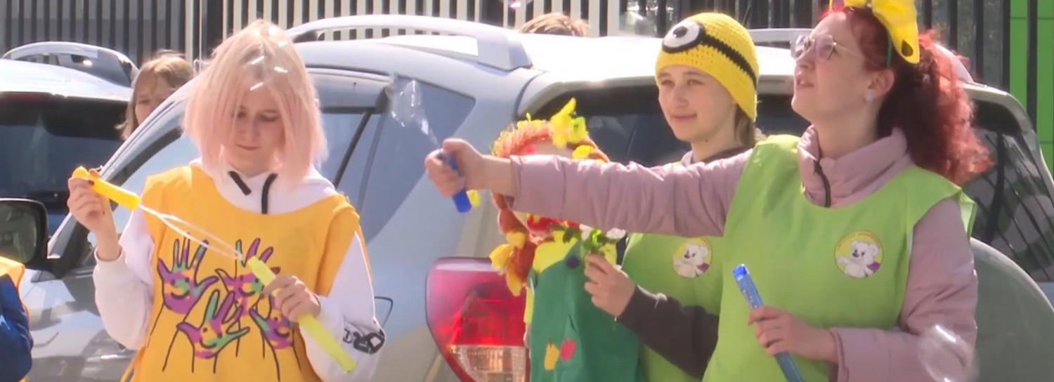 Дети-волонтёры устроили концерт под окнами больницы в Новосибирске