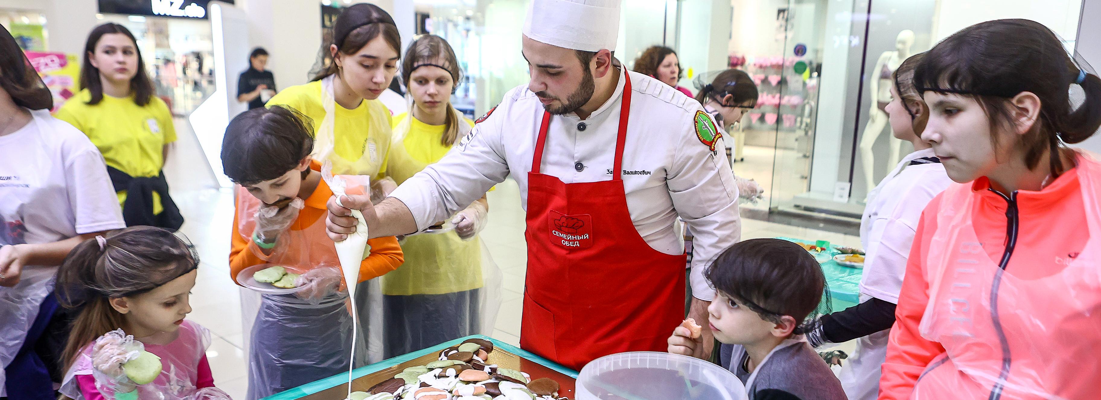 Торт «Черепаха» приготовили на инклюзивной кухне в «Ройял Парке»