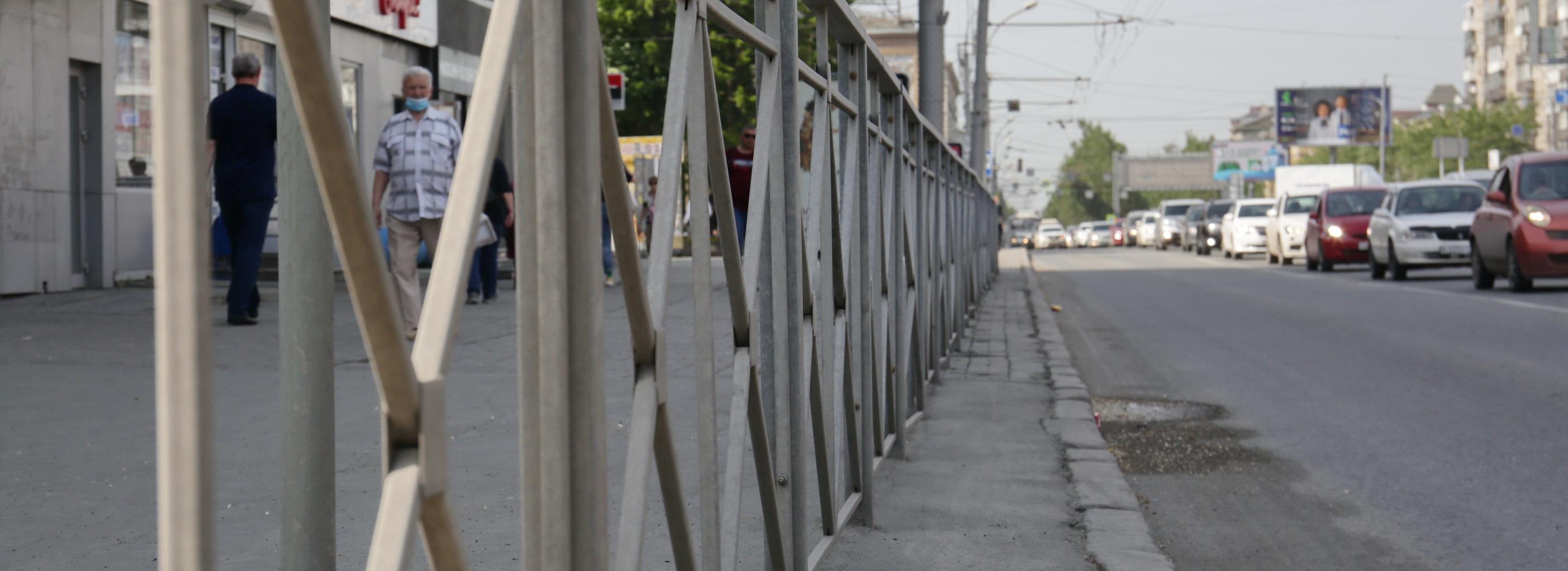 «Серые, скудные»: что думают об ограждениях жители Новосибирска