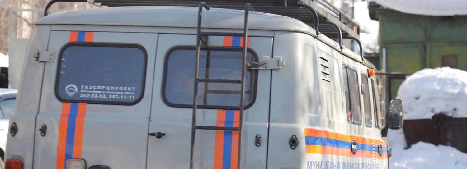 Спасатели вытащили руку девочки из дверного косяка в Новосибирске