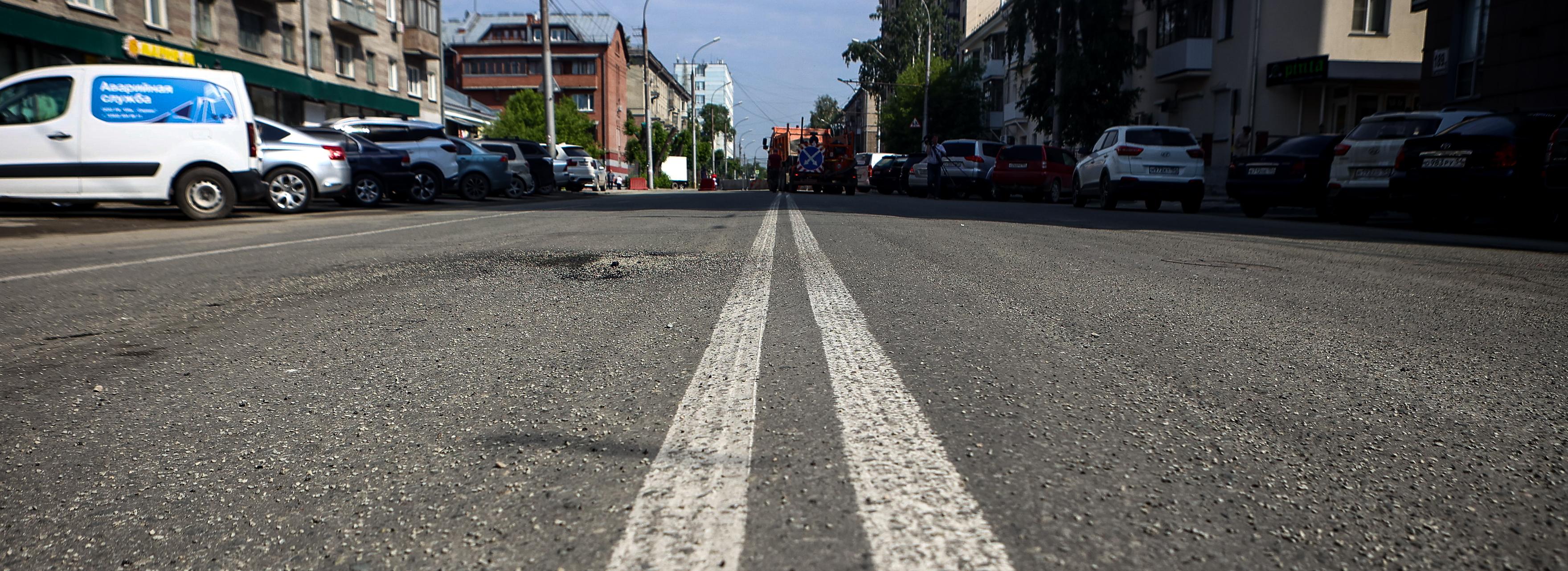 Восстанавливают асфальт на Красина: маршрутку №19 пустили в объезд