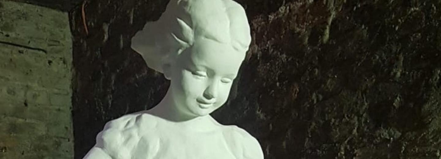 В Новосибирске восстановили советскую скульптуру «Девочка Таня»