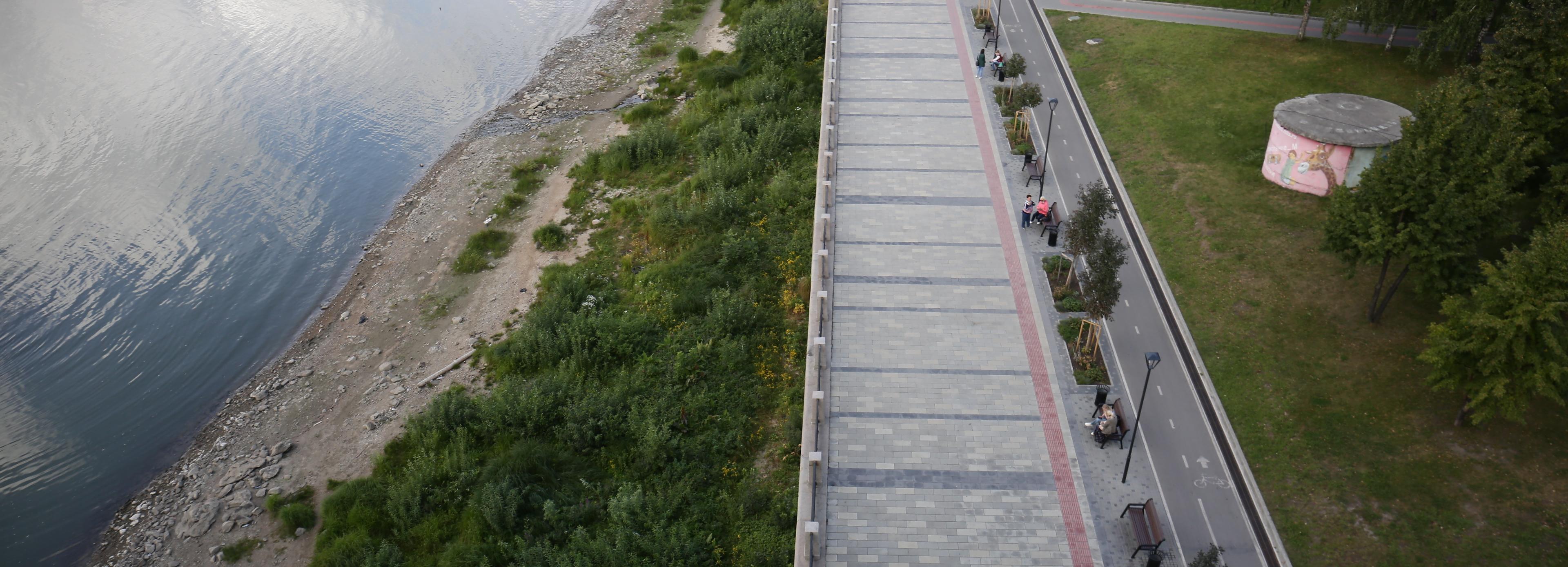 На набережной ночью подожгли киоск с электромобилями