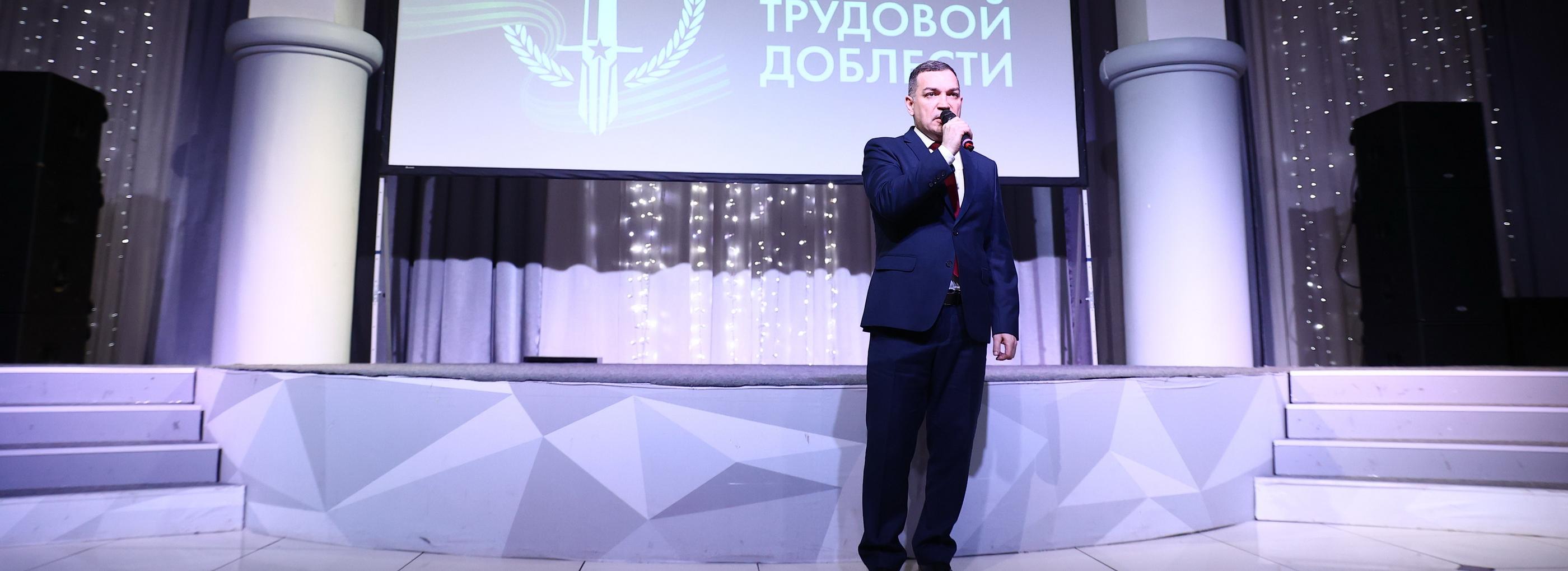 Мэр Кудрявцев: школам Новосибирска вручили памятные знаки за Победу