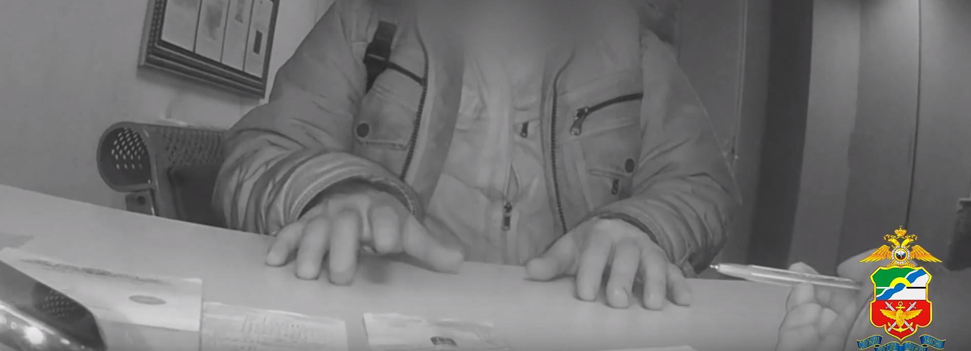 Мигрант-нелегал предложил тысячу рублей полицейскому в Толмачёво