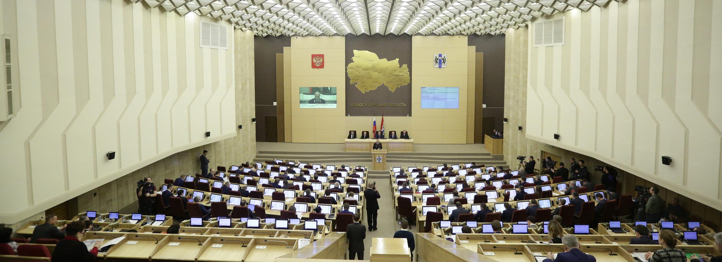 30 лет заксобранию: депутаты приняли поздравления от губернатора