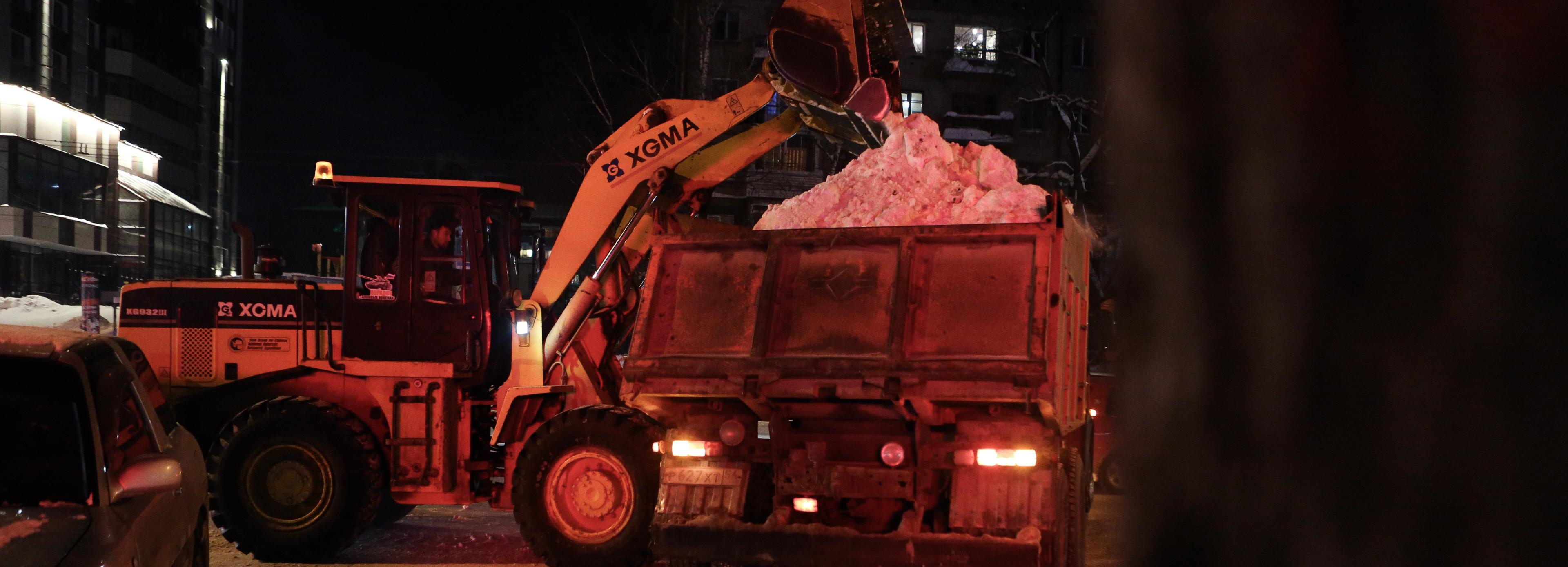 344 машины вышли на борьбу с первым снегом в Новосибирске