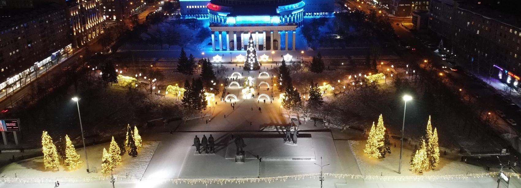 Ёлки, шары и катки в парках: как Новосибирск готовится встречать 2026 год