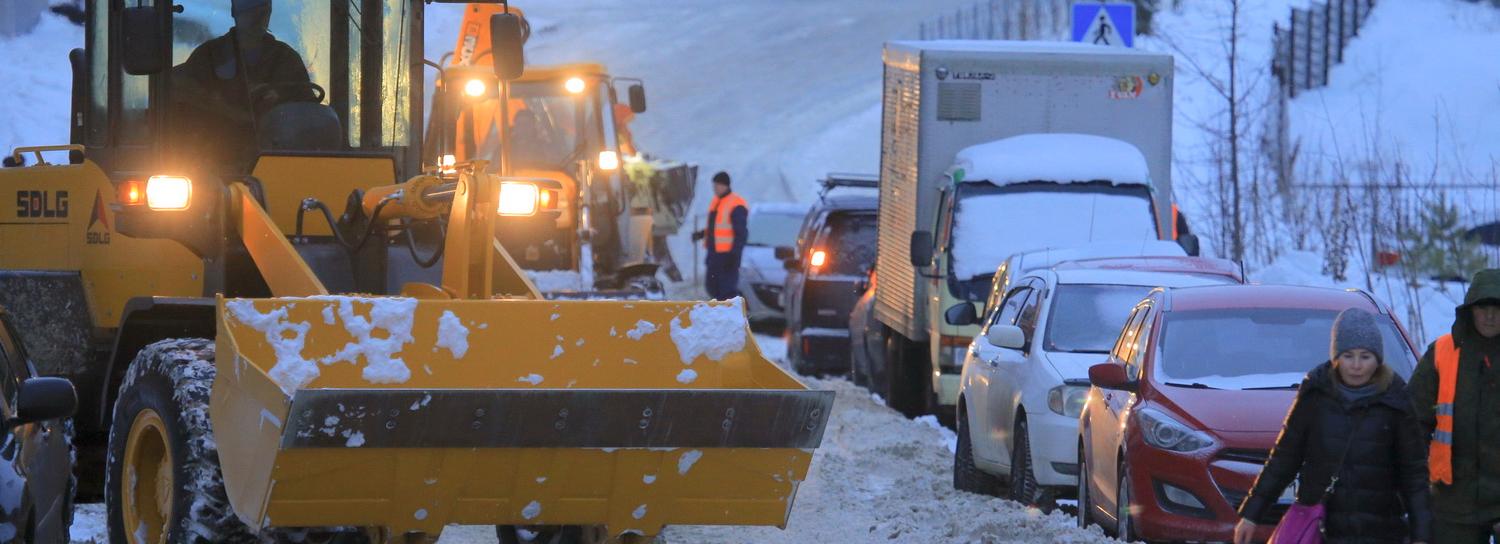 Вынужденные меры: почему дорожники скидывают снег с Октябрьского моста