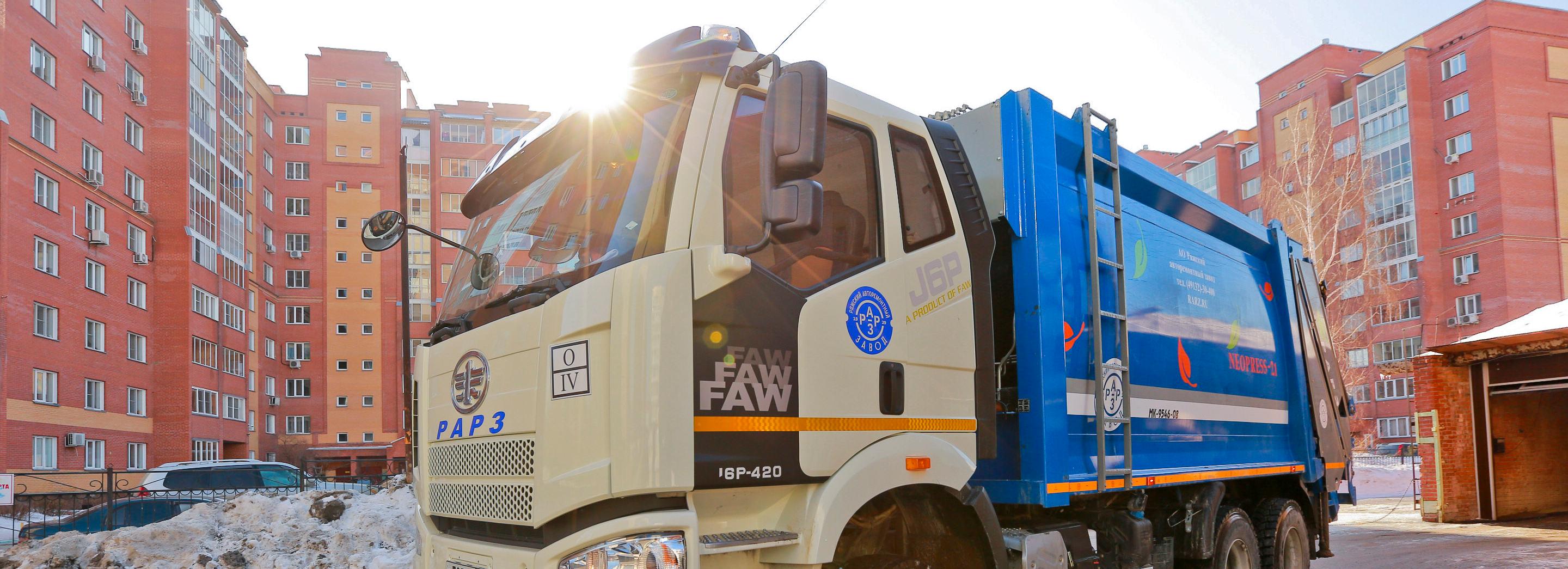 Новосибирцев зовут водить мусоровозы за зарплату в 150 тысяч рублей