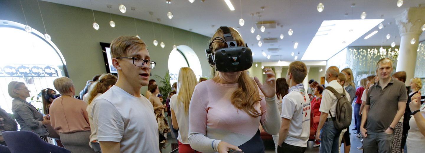 Школьники устроили VR-тур в Прагу для новосибирской пенсионерки