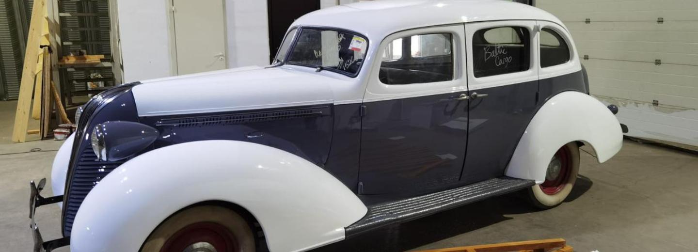 «Чайка» и 2 американца: ретроавто выставил на продажу новосибирский музей