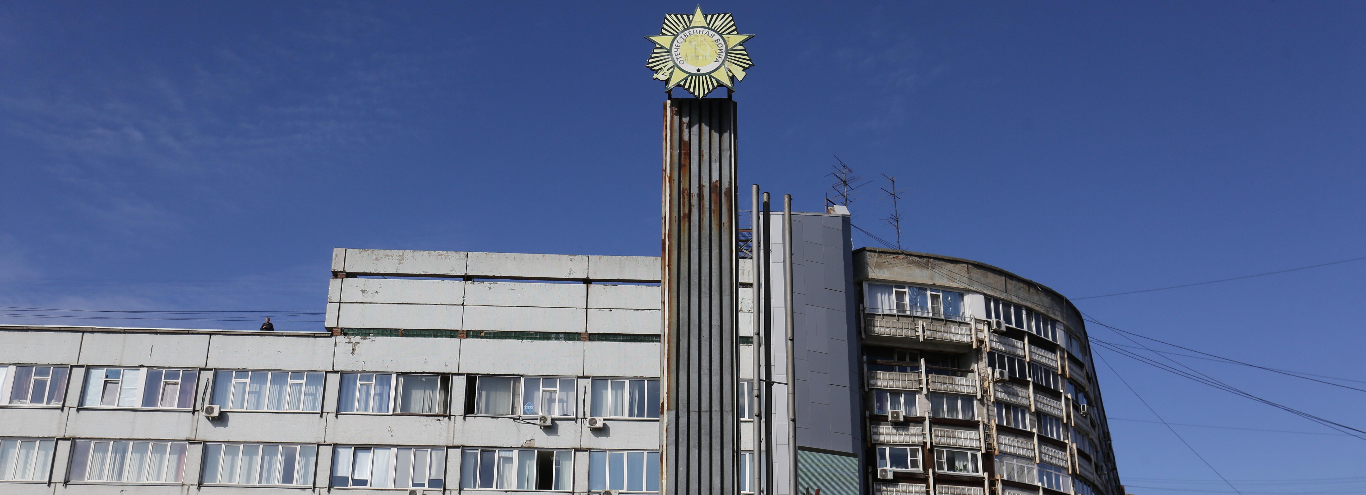 Памятный знак в честь Победы приводят в порядок у «Ройял Парка»