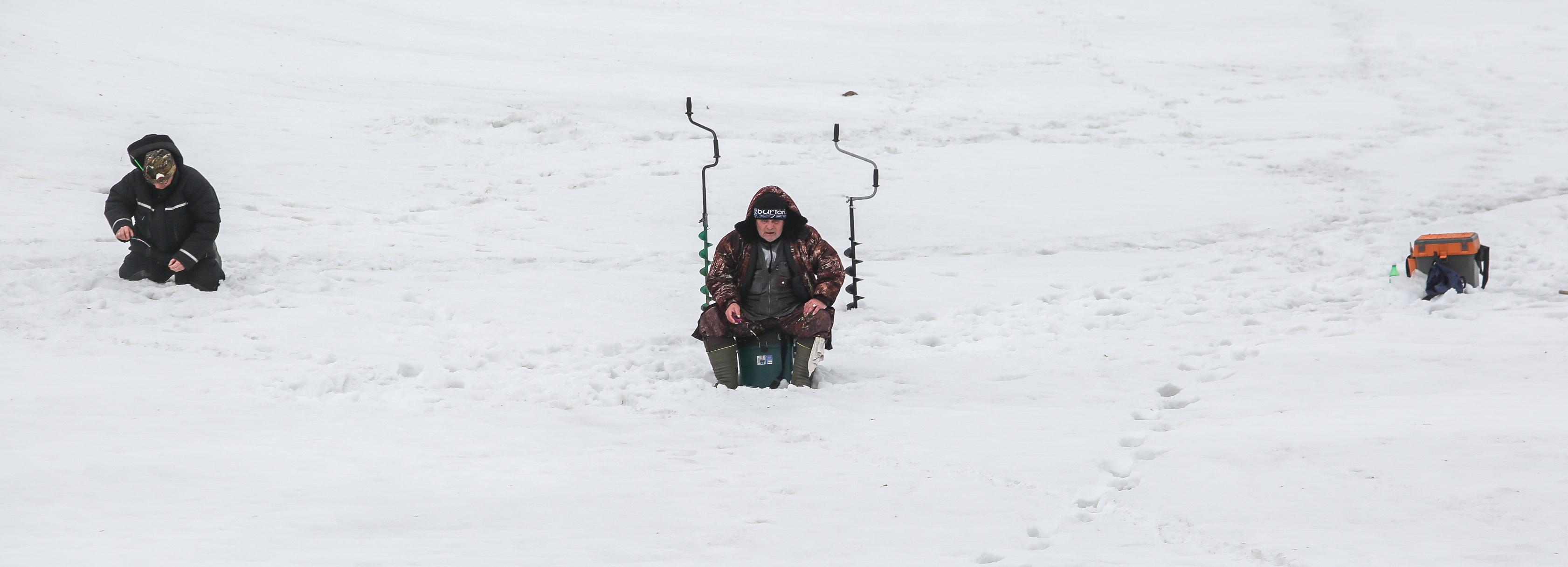 По тонкому льду: спасатели МЧС устроили облаву на рыбаков с Затона