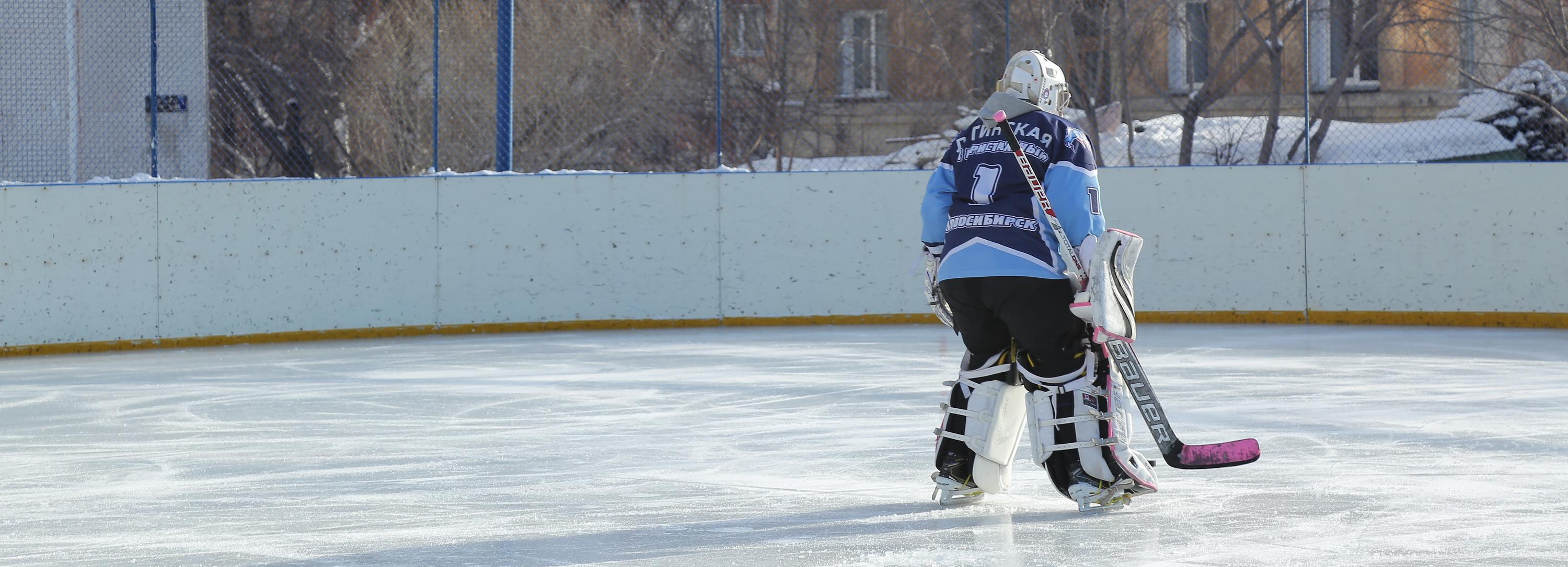 Мощными фонарями осветили хоккейную коробку в Западном микрорайоне