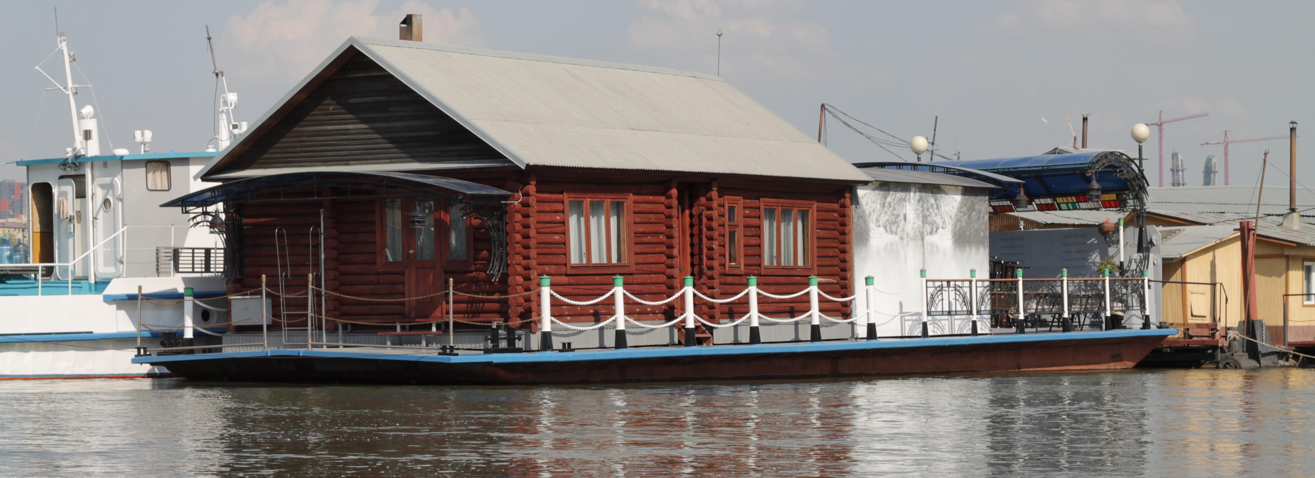 Плывёшь и паришься: как выглядит уникальная дача-баржа на Оби