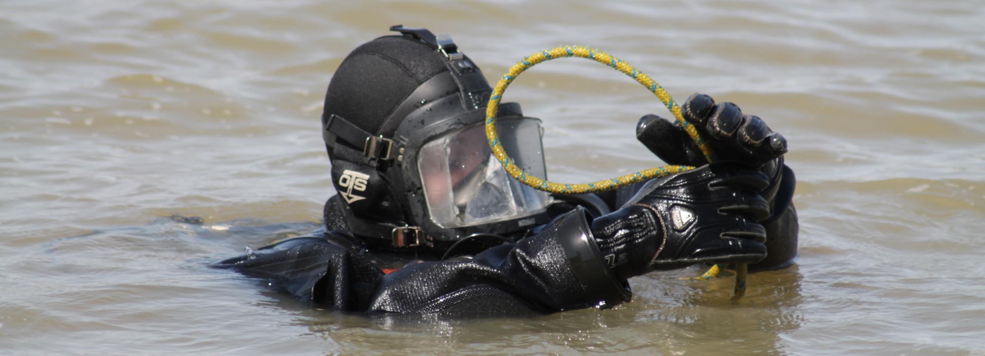 Затопленный пень нашли водолазы на пляже «Детский» в Новосибирске