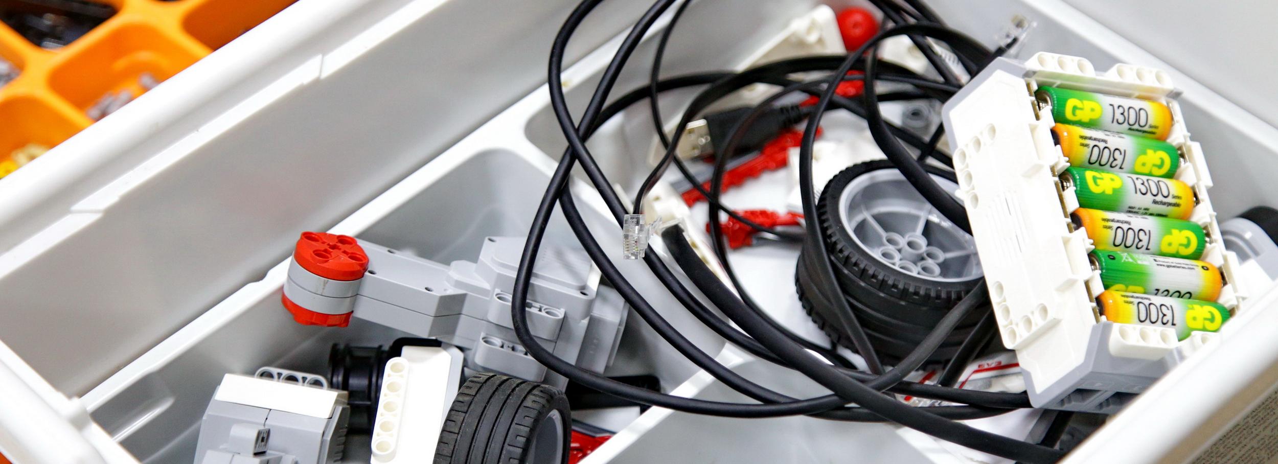 Робота-гуманоида с пневматическими мышцами создали студенты НГТУ