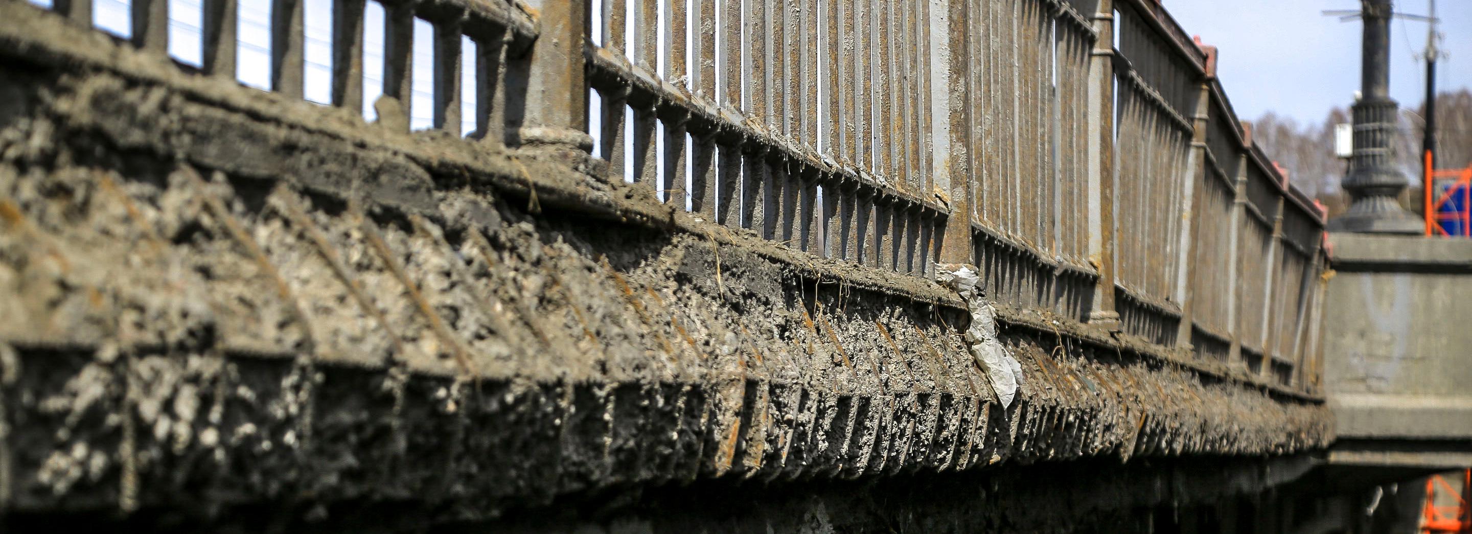 На мосту через Иню на Бердском шоссе демонтировали полотно и перила