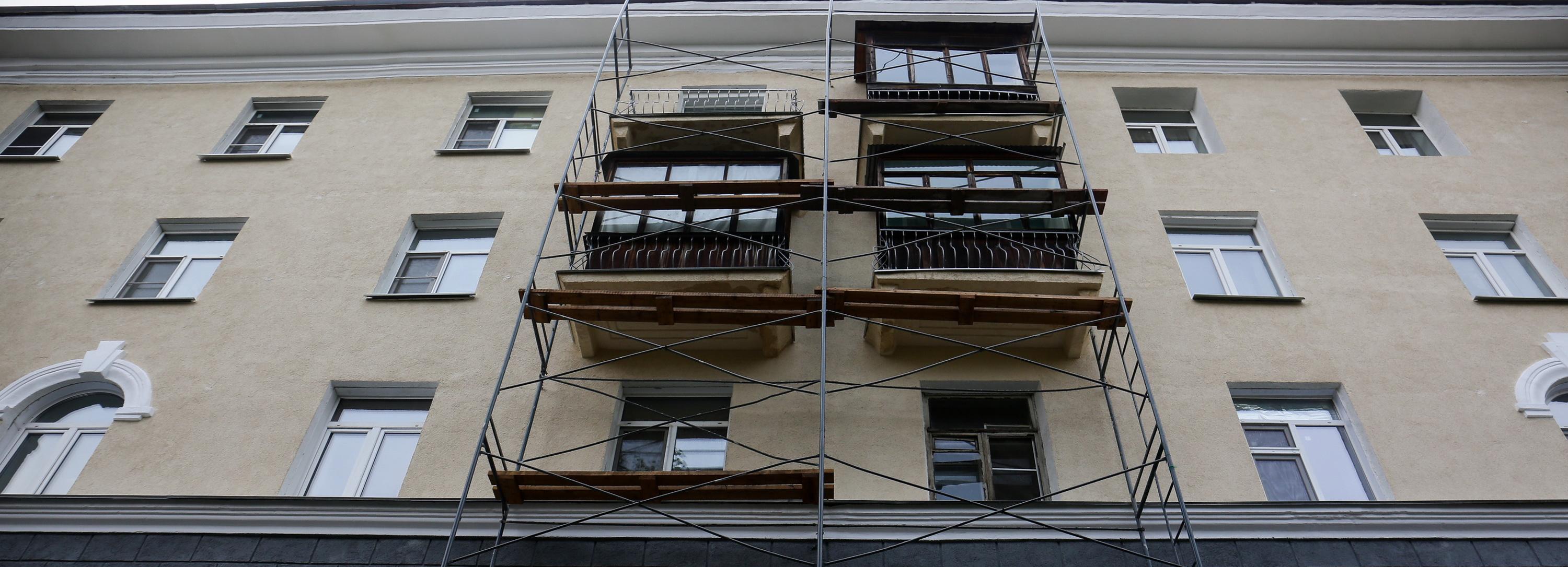 Как ремонтируют «винтажные» сталинки с лепниной и ажурными решётками