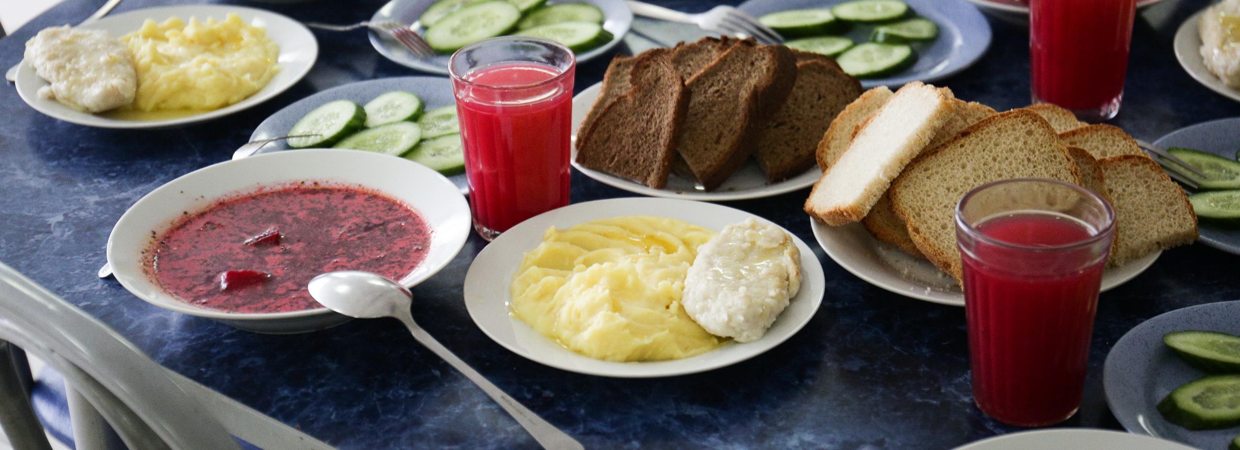 Видео с червями в школьной столовой оказалось фейком от учеников