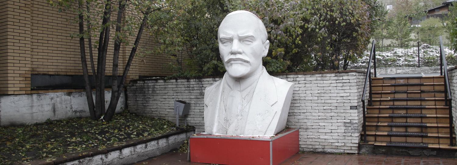 Памятники Ленину в Новосибирске: на броневике и под ногами шиномонтажника