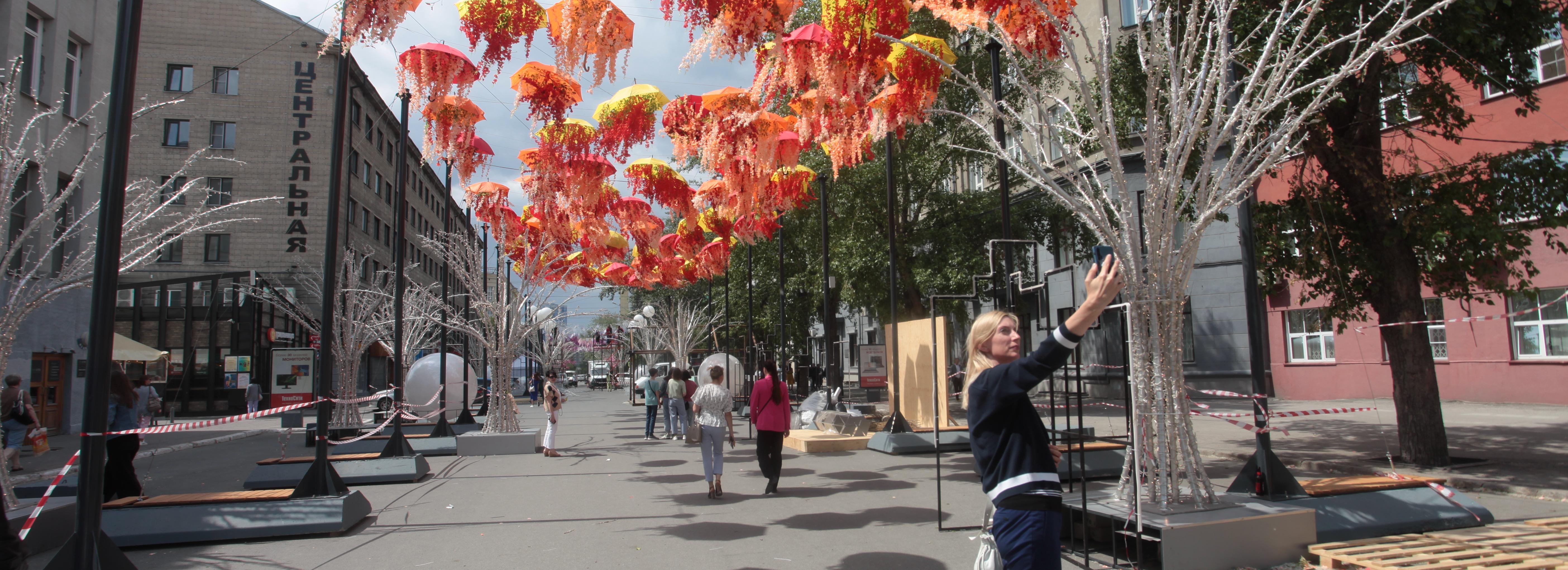Зонтами, глициниями и снежинками украшают улицу Ленина к фестивалю цветов