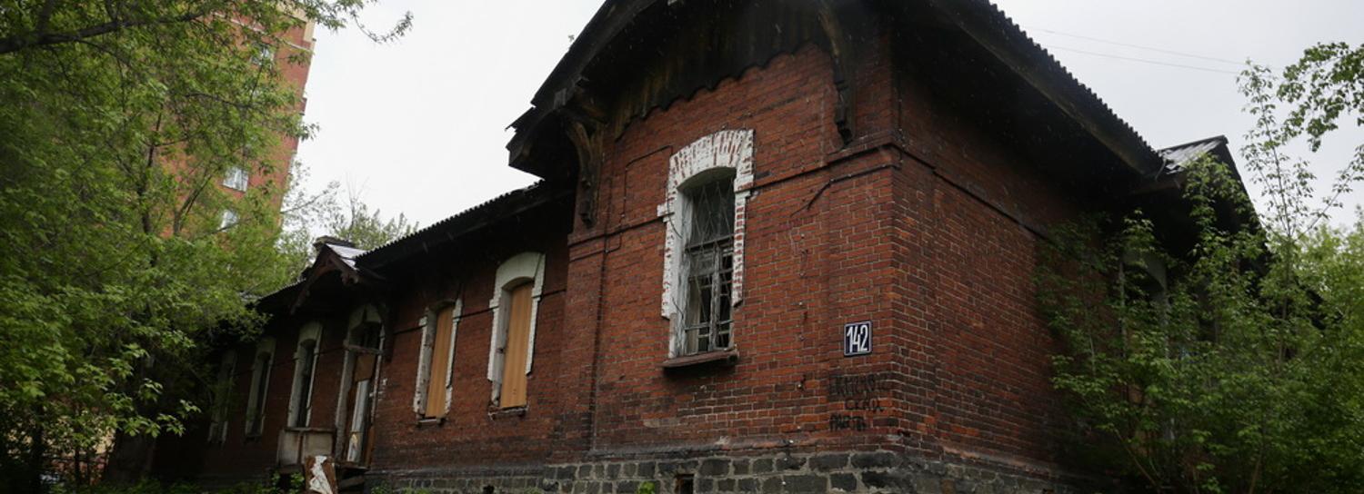 Газеты 80-х годов нашли в куче мусора у памятника архитектуры