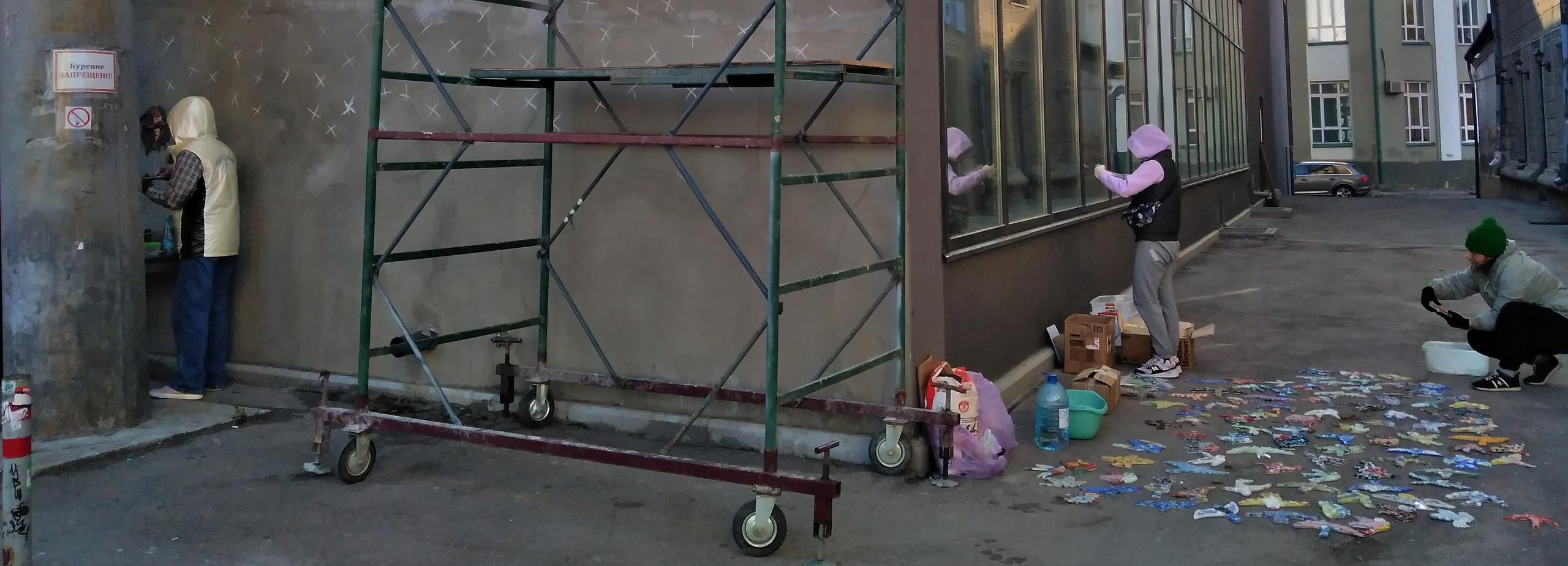 Пиксельных птичек из цветного стекла начали клеить на стены «Победы»