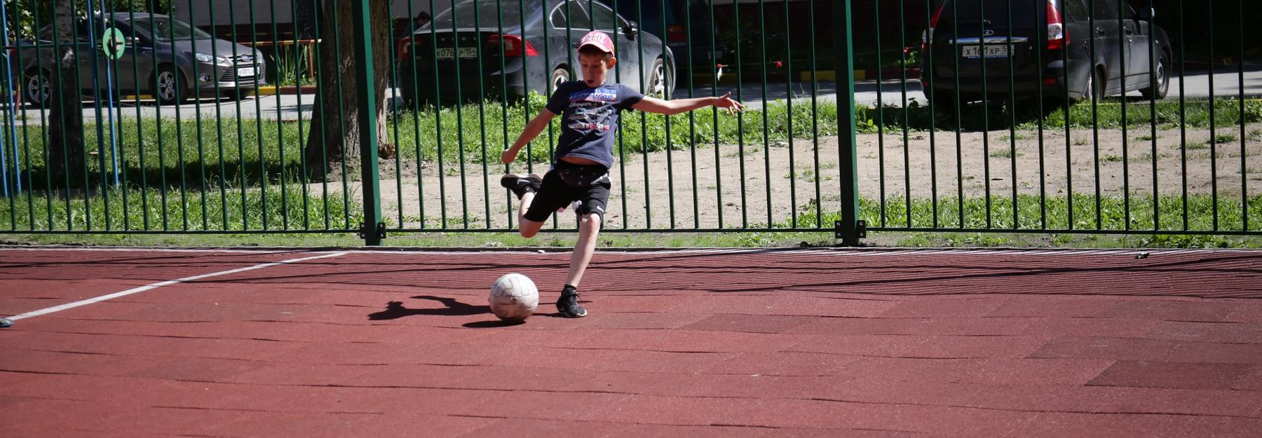 Дети довольны, стёкла целы: во дворе на Гоголя соорудили спортплощадку