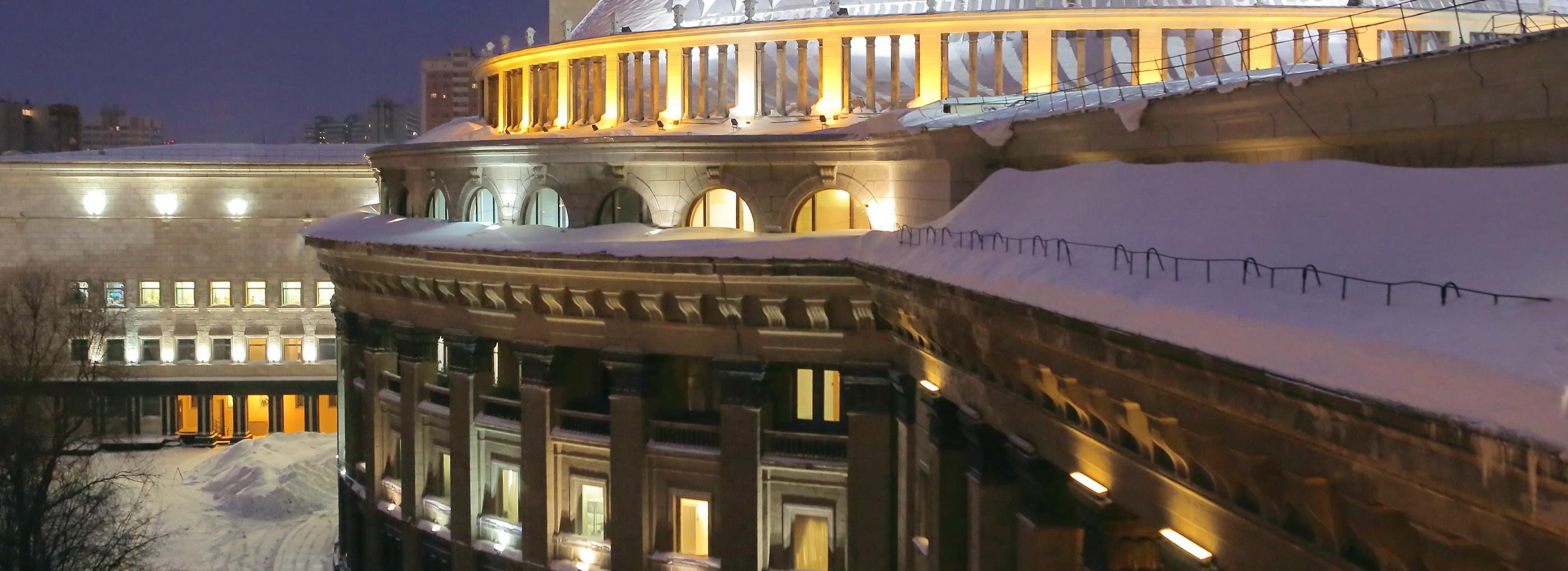 Афиша выходных: сказка от нейросети, женский стендап и вокзальная башня