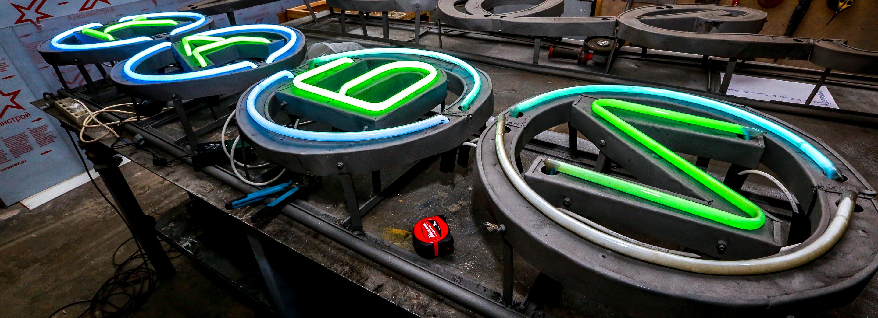 Как реставрируют советскую вывеску «Косметический кабинет» в Новосибирске