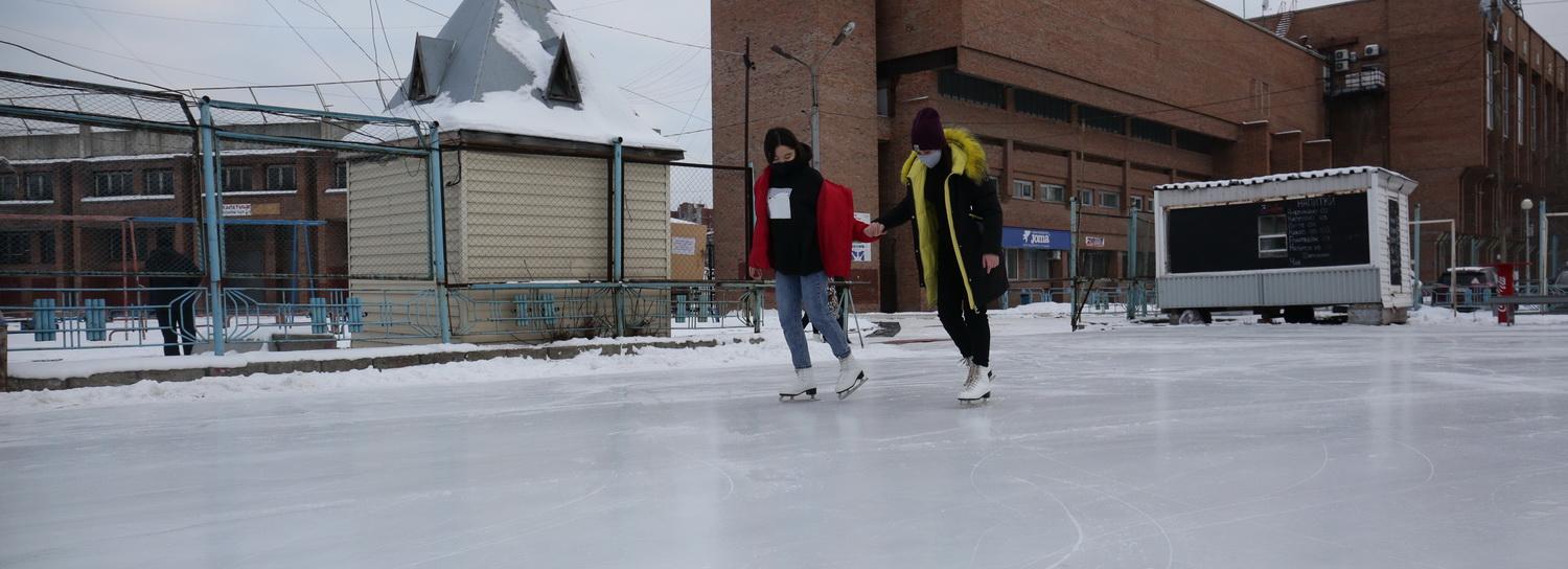 Первый каток открылся: новосибирцы опробовали лёд на «Спартаке»