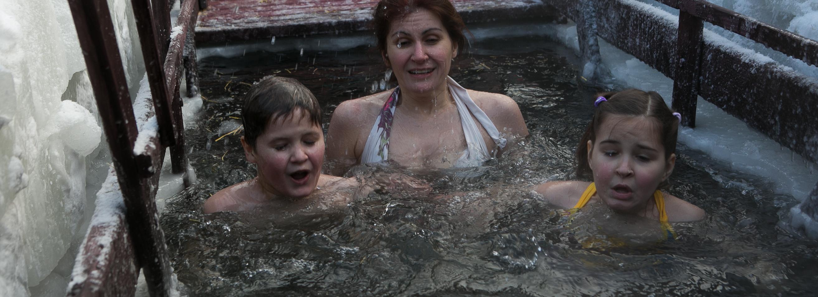 Новосибирский врач рассказал, кому нельзя нырять в прорубь на Крещение