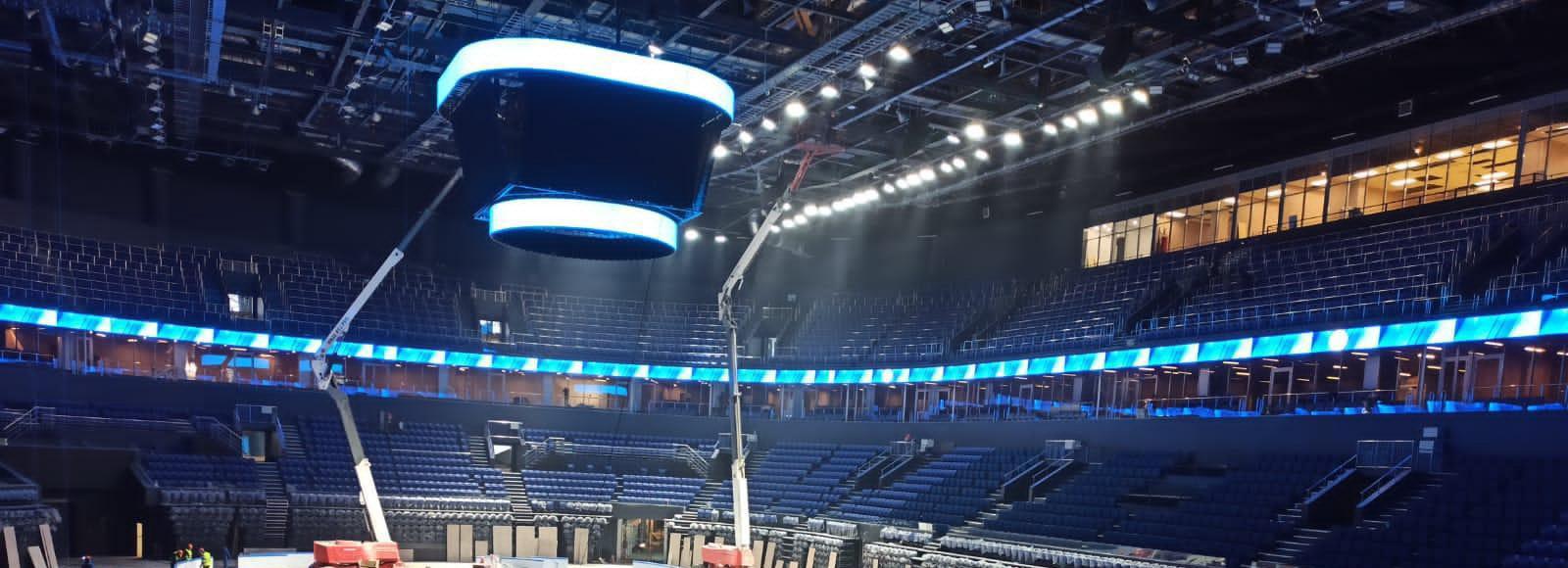 Под потолок новой ледовой арены подняли светящийся медиакуб