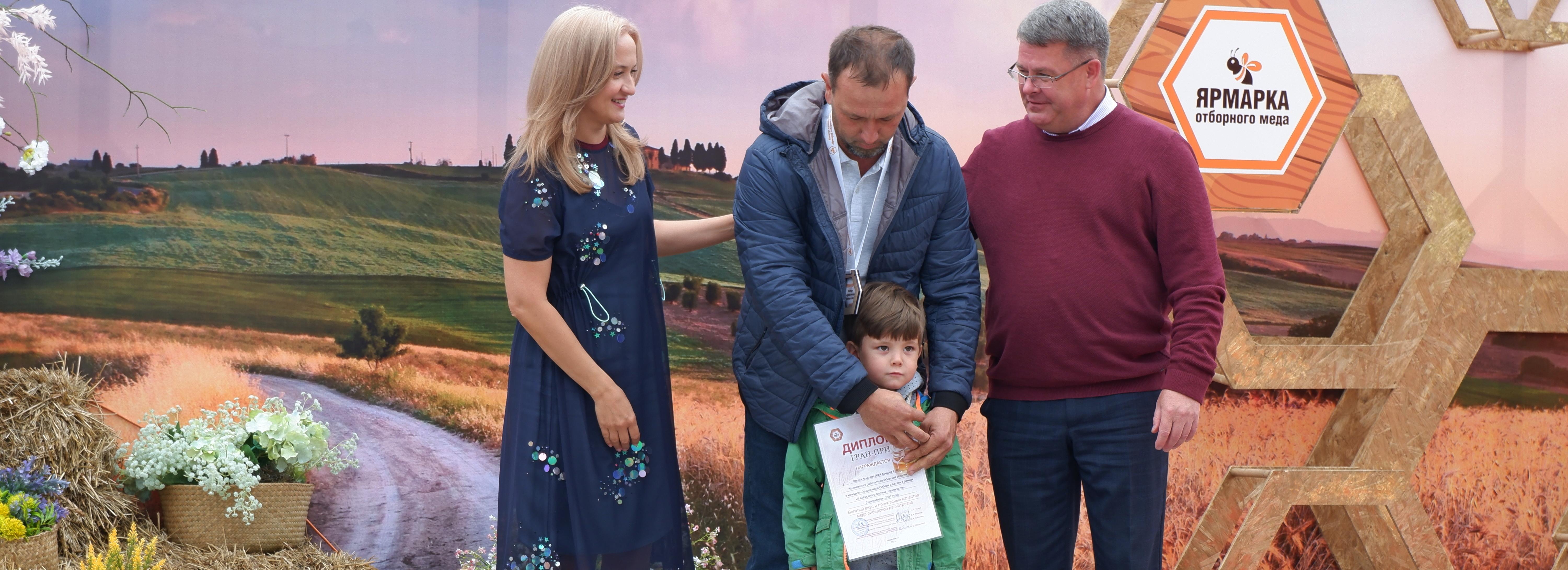 Пчёлы Новосибирской области принесли гран-при коченёвским пасечникам