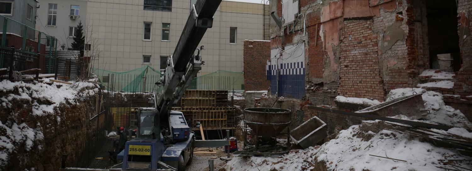 Рельс царских времён вынули из стены кинотеатра «Пионер» в Новосибирске