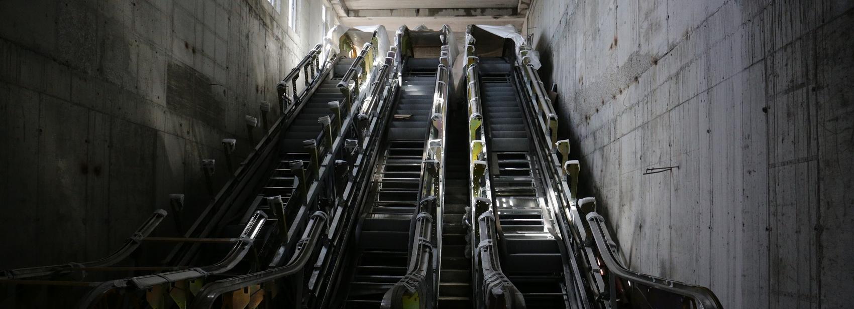 Последние эскалаторы монтируют на станции метро «Спортивная»