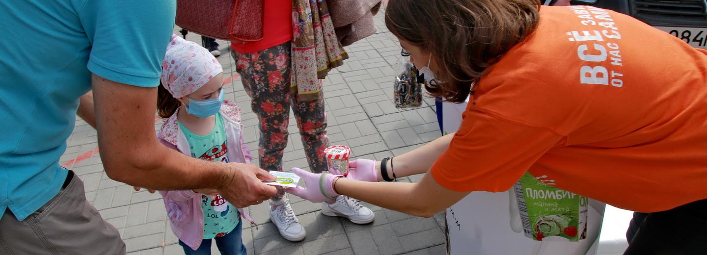 Новосибирцы принесли на площадь Ленина 60 кг батареек и крышечек