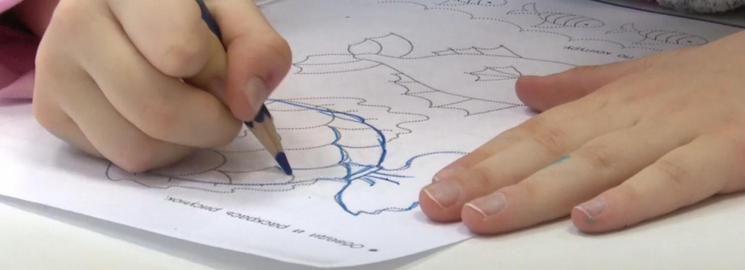 Детей с аутизмом и синдромом Дауна готовят к школе в центре «Заря»