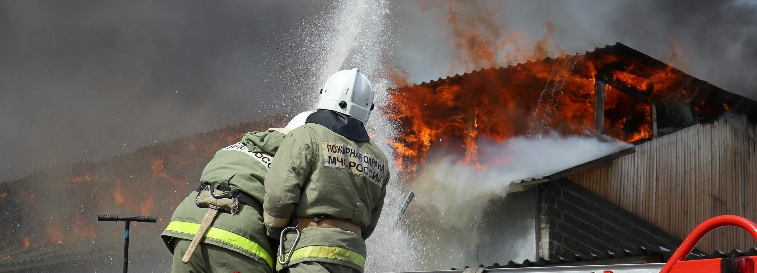 Банный комплекс «Хуторок» загорелся в частном секторе Новосибирска
