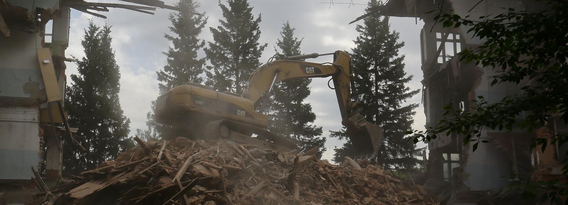 Аварийную школу довоенной постройки начали сносить в Новосибирске
