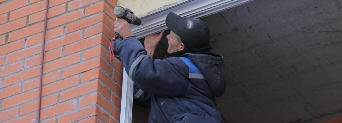 18 разрушенных домов в Мариуполе восстановят к лету новосибирцы