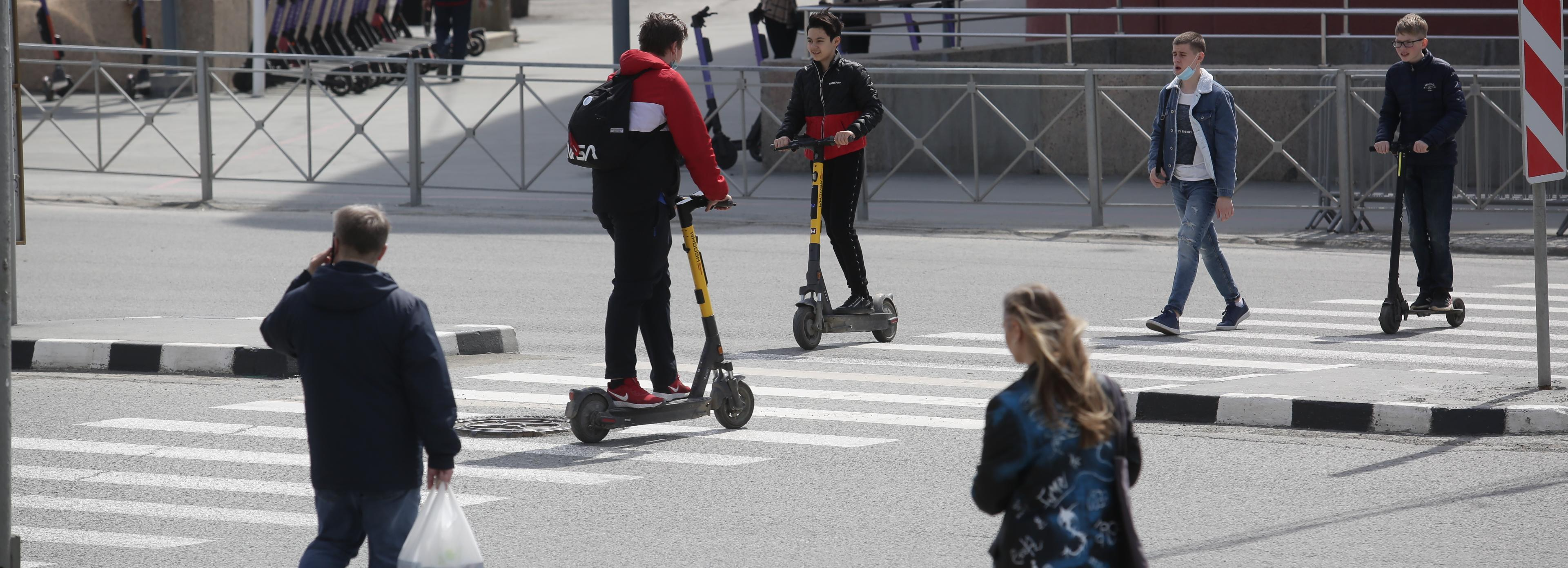 Электросамокаты начали расставлять на улицах Новосибирска
