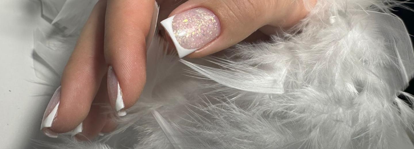 Какой маникюр будет в моде зимой 2025/2026: обзор трендов от салонов